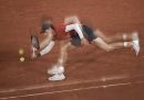 Il tennista altoatesino Jannik Sinner durante la partita contro il russo Pavel Kotov agli Open di Francia, noti come Roland Garros, venerdì. Sinner ha battuto Kotov per 6-4, 6-4, 6-4 e giocherà il prossimo turno domenica.