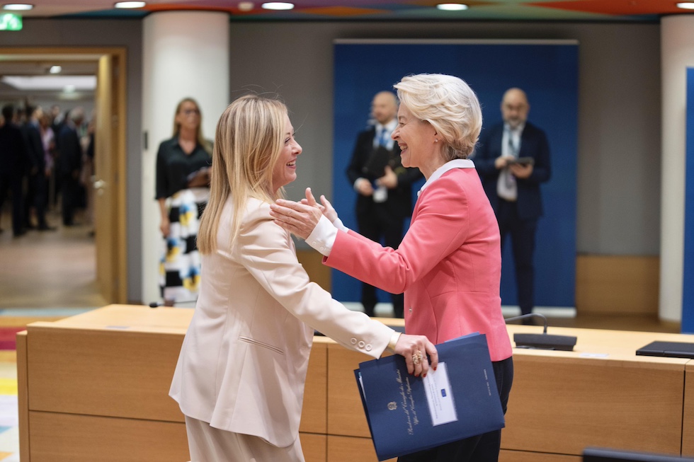 Giorgia Meloni e Ursula von der Leyen si salutando abbracciandosi in un'aula del Consiglio europeo a Bruxelles