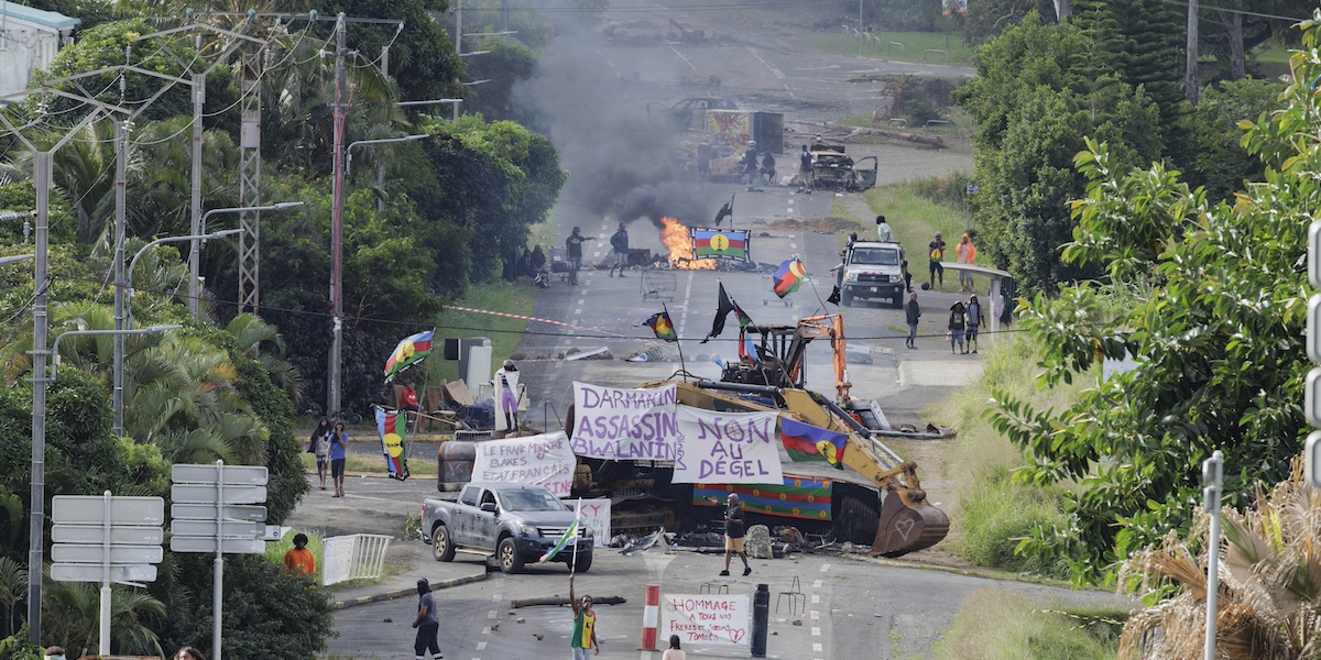Un blocco stradale a Nouméa, in Nuova Caledonia, il 22 maggio 2024, con bandiere della Nuova Caledonia e striscioni contro il governo francese (MMIIAS/ABACaPRESS.COM)