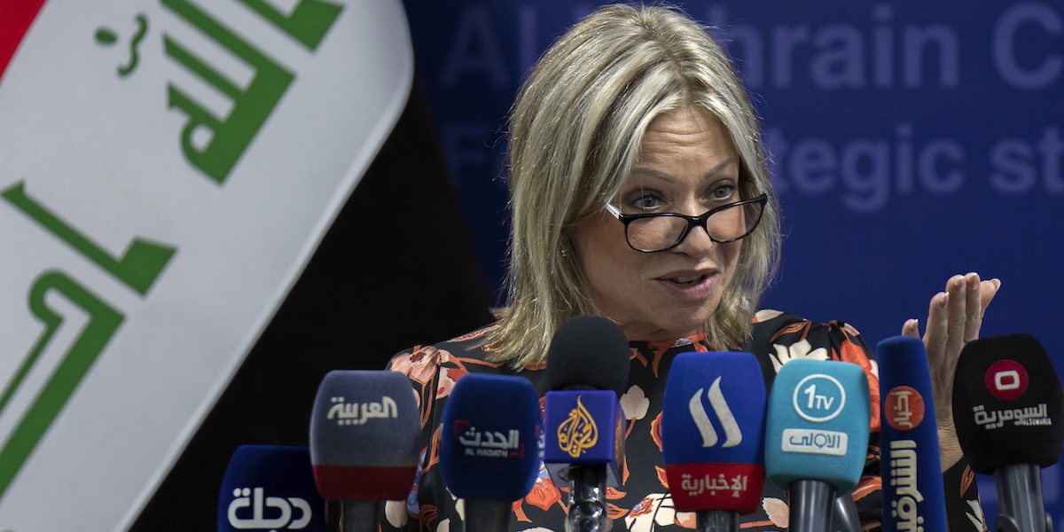 La rappresentante delle Nazioni Unite in Iraq, Jeanine Hennis-Plasschaert, durante una conferenza stampa a Baghdad, il 12 giugno del 2023 (AP Photo/ Hadi Mizban)