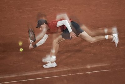 Il tennista altoatesino Jannik Sinner durante la partita contro il russo Pavel Kotov agli Open di Francia, noti come Roland Garros, venerdì. Sinner ha battuto Kotov per 6-4, 6-4, 6-4 e giocherà il prossimo turno domenica.