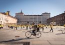 Un flash mob in piazza Castello per l'arrivo della terza tappa del Tour de France