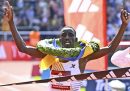 L'atleta kenyano Fredrick Kibii festeggia la vittoria nella maratona della capitale svedese, dove è arrivato primo con il tempo di 2 ore, 14 minuti e 17 secondi. L'attuale record mondiale maschile nella maratona, di 2 ore e 35 secondi, è detenuto dal suo connazionale Kelvin Kiptum, morto a inizio 2024 in un incidente stradale