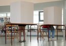 Persone nelle cabine elettorali durante il voto per le elezioni locali, che si stanno ripetendo a causa delle irregolarità contestate durante quelle dello scorso dicembre