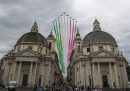 Le frecce tricolori passano sopra piazza del Popolo durante le celebrazioni per la Festa della Repubblica italiana, che ricorre ogni 2 giugno