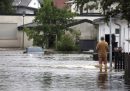 Un uomo in un'area residenziale allagata per lo straripamento del fiume Mindel a causa delle forti piogge che in questi giorni hanno causato alluvioni in varie parti della Baviera e in altre zone della Germania meridionale