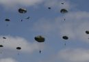 Un lancio di paracadute in vista delle celebrazioni per l'ottantesimo anniversario del “D-Day”, il nome con cui è spesso chiamato lo sbarco delle truppe alleate in Normandia avvenuto il 6 giugno del 1944