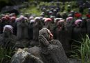 Alcune delle circa mille statue che si trovano nel parco dove è conservata la pietra vulcanica nota come “Sesshō-seki”, letteralmente la pietra assassina, una roccia che secondo la mitologia giapponese ospita uno spirito malvagio e ha il potere di uccidere chiunque la tocchi. Il parco si trova a Nasu, nella provincia di Tochigi, circa duecento chilometri a nord di Tokyo, ed è una delle principali attrazioni della zona.