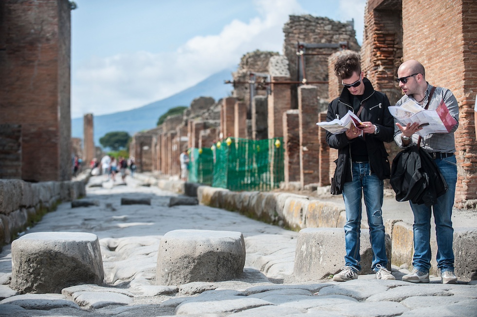 Due turisti si fermano per consultare le loro mappe a Pompei