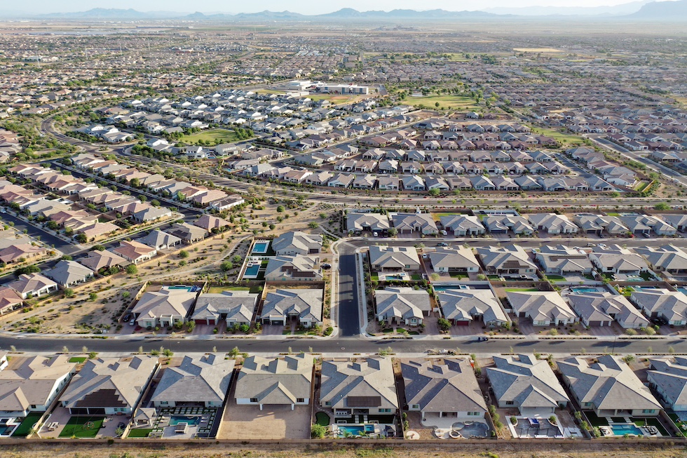 Una vista dall'alto di un'area residenziale fatta di case quasi tutte identiche