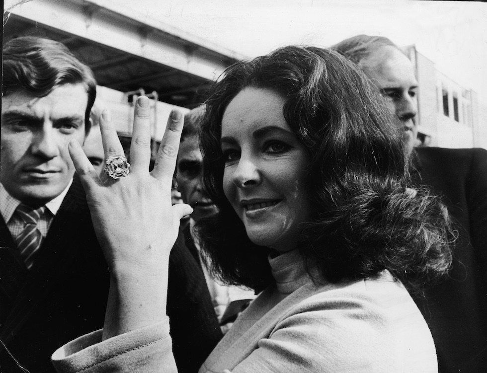 Una foto dell'attrice Elizabeth Taylor mostra l'anello di fidanzamento che le regalò Richard Burton nel 1969: era di 33,19 carati e taglio Assher, che allora diventò subito molto popolare tra le coppie (Express Newspapers/Hulton Archive/Getty Images)