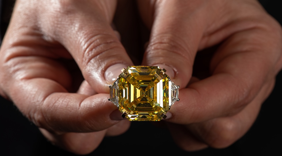 La foto di un anello con diamante giallo all'asta da Sotheby's a Ginevra, in Svizzera, nel 2021. I diamanti colorati sono sempre più alla moda, soprattutto negli Stati Uniti, dopo che sono stati indossati da personaggi famosi come l'attrice Jennifer Lopez e dalla cantante Lady Gaga.(Robert Hradil/Getty Images for Sotheby's)