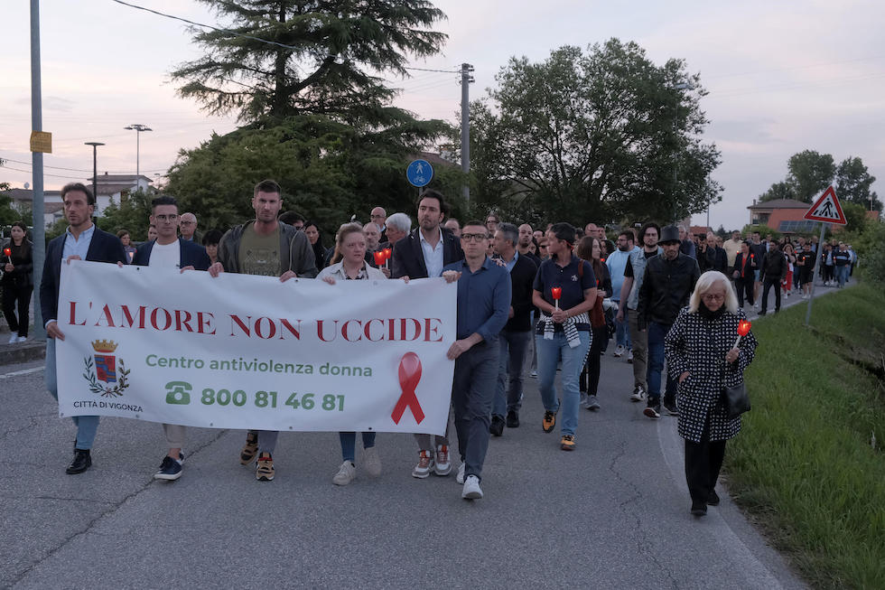 Un corteo di persone dietro uno striscione che dice «L'amore non uccide»