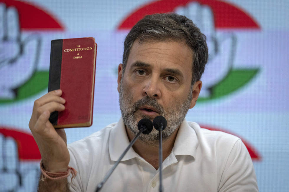 Rahul Gandhi con una copia della costituzione indiana 