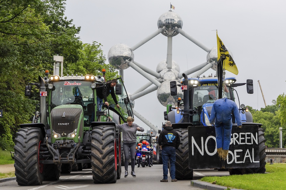 Una foto delle manifestazioni di agricoltori e allevatori a Bruxelles, 4 giugno 2024, (AP Photo/Geert Vanden Wijngaert) 