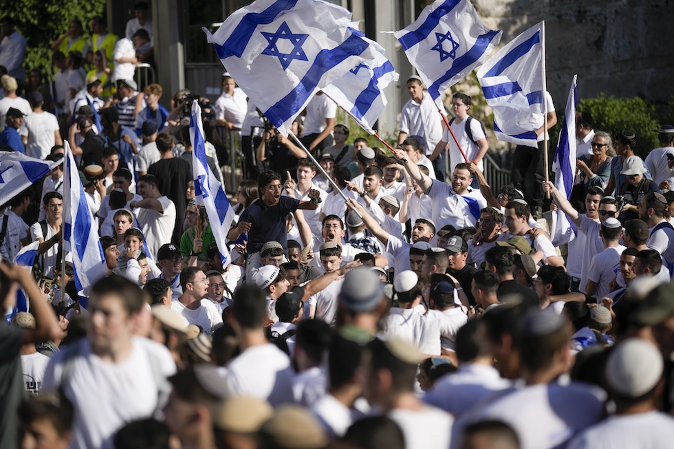 Persone israeliane con le bandiere del paese durante la marcia a Gerusalemme Est, 5 giugno