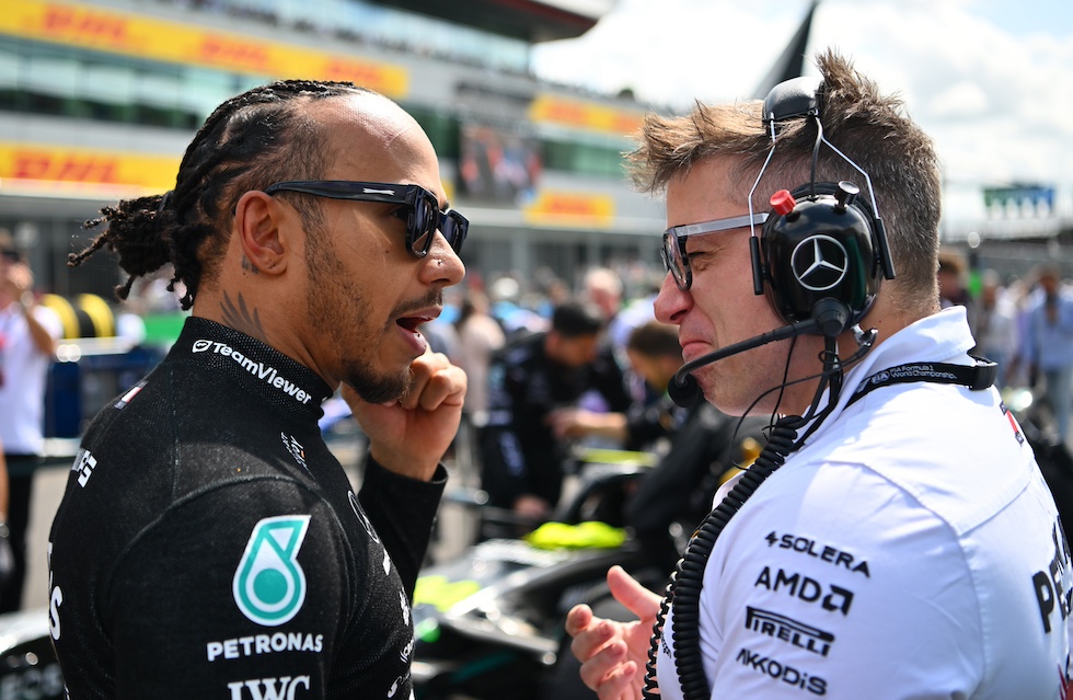 Hamilton e Bonnington parlano uno davanti all'altro prima della partenza di un Gran Premio