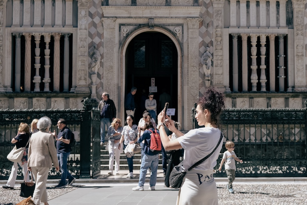 Una turista di fronte alla cappella Colleoni, in piazza Duomo a Bergamo