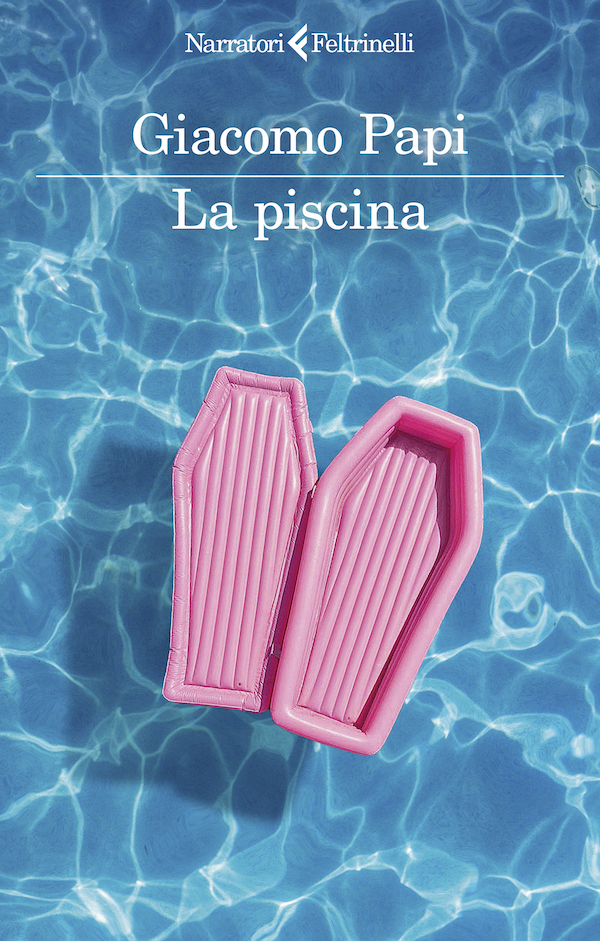 La copertina del romanzo "La piscina" di Giacomo Papi: l'immagine riprodotta mostra un materassino gonfiabile rosa a forma di bara che galleggia sull'acqua di una piscina