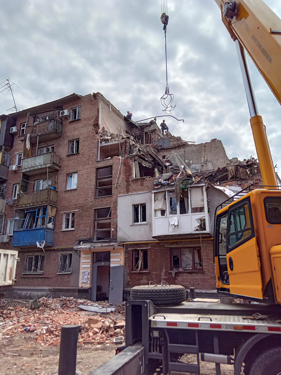 Un condominio distrutto da un bombardamento russo a Kharkiv