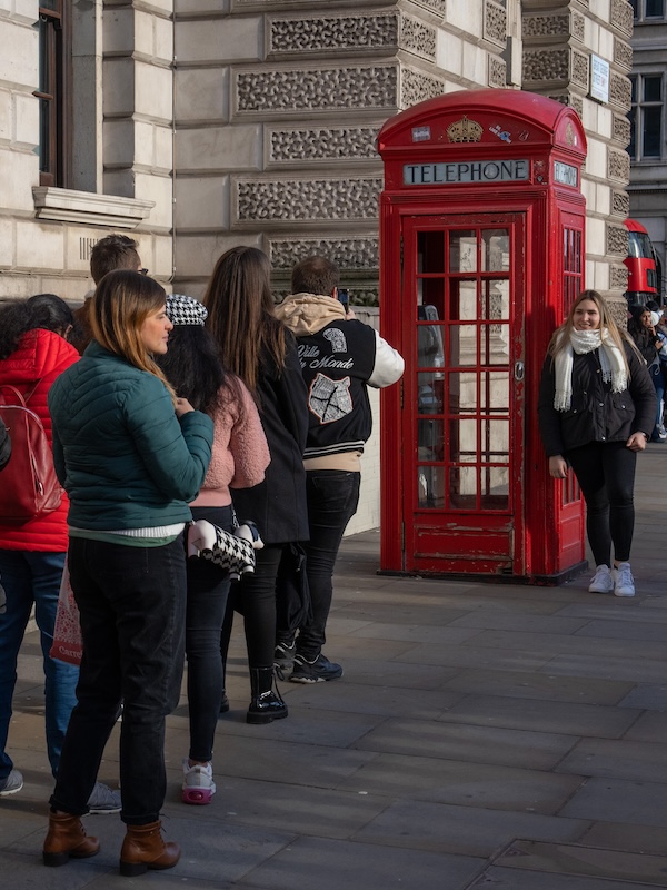 La foto mostra alcuni turisti in coda in attesa di scattarsi una foto davanti a una cabina telefonica di Londra (Carl Court/Getty Images)