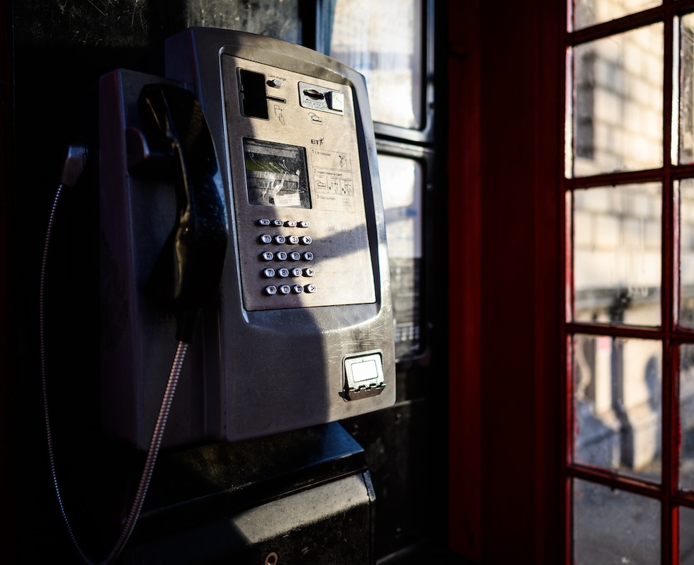 La foto mostra l'interno di una cabina telefonica di Londra 