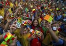 Ragazze e ragazzi durante un evento dedicato al celeberrimo cubo di Rubik