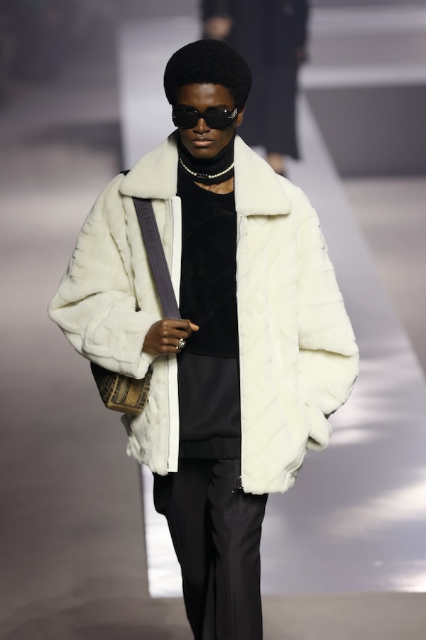 I marchi di moda Fendi e Tom Ford fecero proposero le perle nelle loro collezioni maschili. Questa è la foto di un modello con una collana di perle alla sfilata autunno/inverno 2022/23 del marchio italiano Fendi, Milano 14 gennaio 2022.(Vittorio Zunino Celotto/Getty Images)