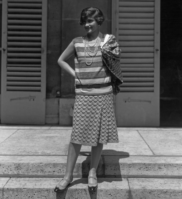 Una foto della stilista Coco Chanel con i suoi giri di perle davanti alla sua casa a Parigi(Sasha/Hulton Archive/Getty Images)