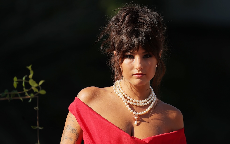 Una foto dell'influencer e attivista Giorgia Soleri con il chocker con tre giri di perle e il ciondolo orbit al festival del cinema di Venezia, 2 settembre 2023(Victor Boyko/Getty Images)