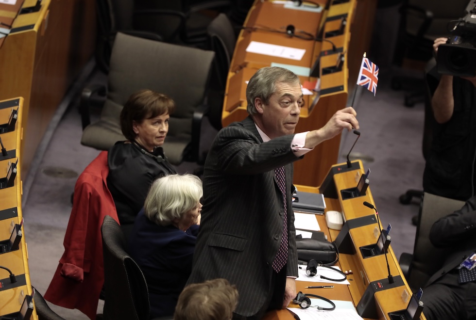 Nella foto Farage celebra sventolando una bandierina britannica l'uscita del Regno Unito dall'Unione Europea, il 29 gennaio 2020 