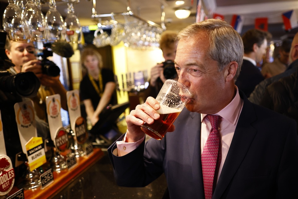 Nella foto Farage beve una birra in un pub di Clacton all'evento di lancio della sua campagna 