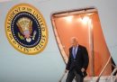 Il presidente degli Stati Uniti Joe Biden scende dall'Air Force One all'aeroporto di Brindisi, mercoledì 12 giugno