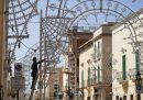 Gli ultimi ritocchi alle luminarie in vista della festa del patrono a Fasano, dove si trova Borgo Egnazia, il resort di lusso in cui da giovedì 13 a sabato 15 giugno si terrà il G7 (AP Photo/Gregorio Borgia)