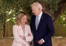 Il presidente degli Stati Uniti Joe Biden dice qualcosa a Giorgia Meloni. Borgo Egnazia, 13 giugno