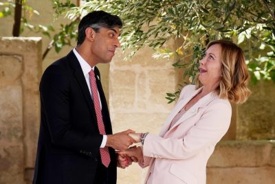 Giorgia Meloni saluta il primo ministro britannico Rishi Sunak a Borgo Egnazia, 13 giugno