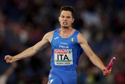 Filippo Tortu festeggia la vittoria dell’Italia nella staffetta 4x100 agli Europei di atletica conclusi a Roma mercoledì sera. La squadra italiana composta da Matteo Melluzzo, Marcell Jacobs, Lorenzo Patta e appunto Tortu è arrivata prima nella finale allo Stadio Olimpico con un tempo di 37 secondi e 82 centesimi, davanti alle squadre dei Paesi Bassi e della Germania.