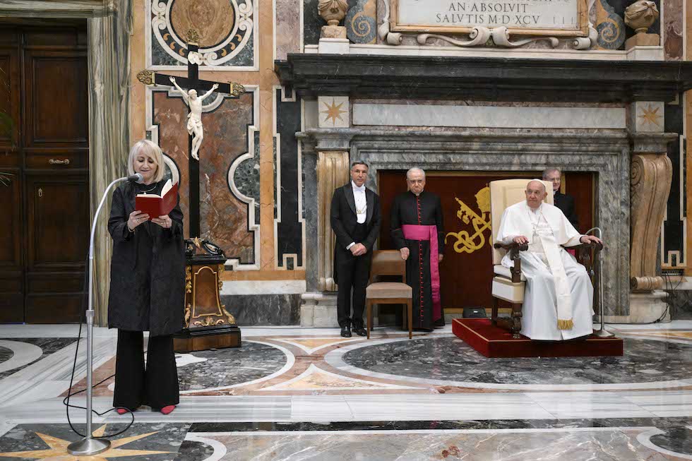 Luciana Littizzetto legge una preghiera vicino al papa