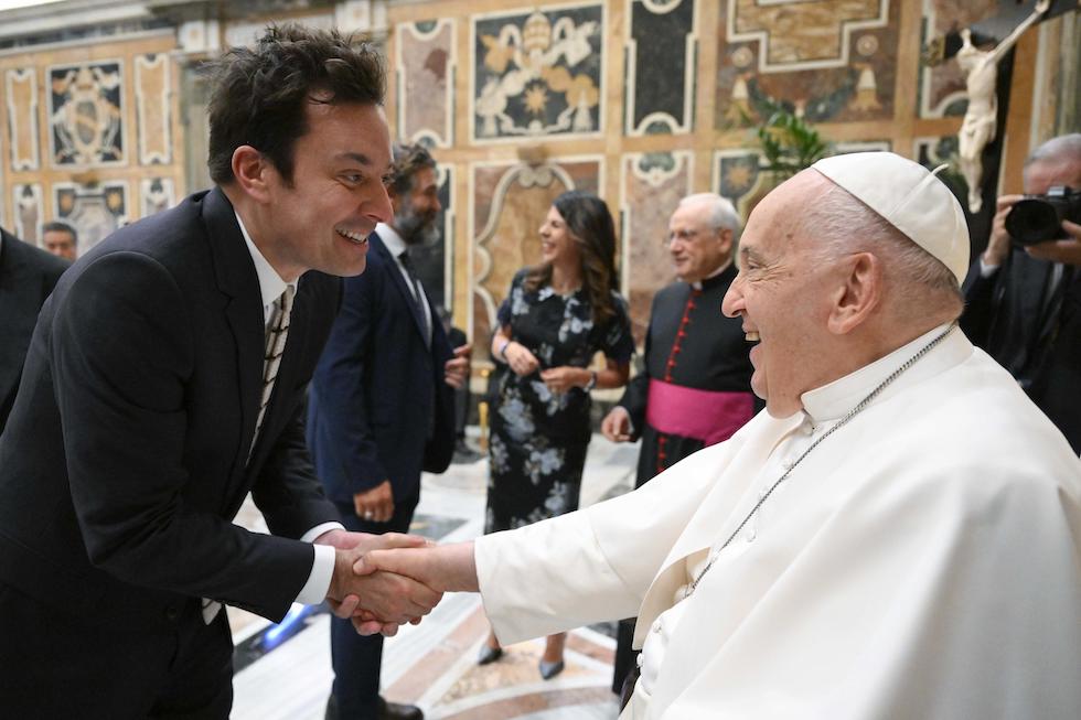 Papa Francesco stringe la mano a Jimmy Fallon