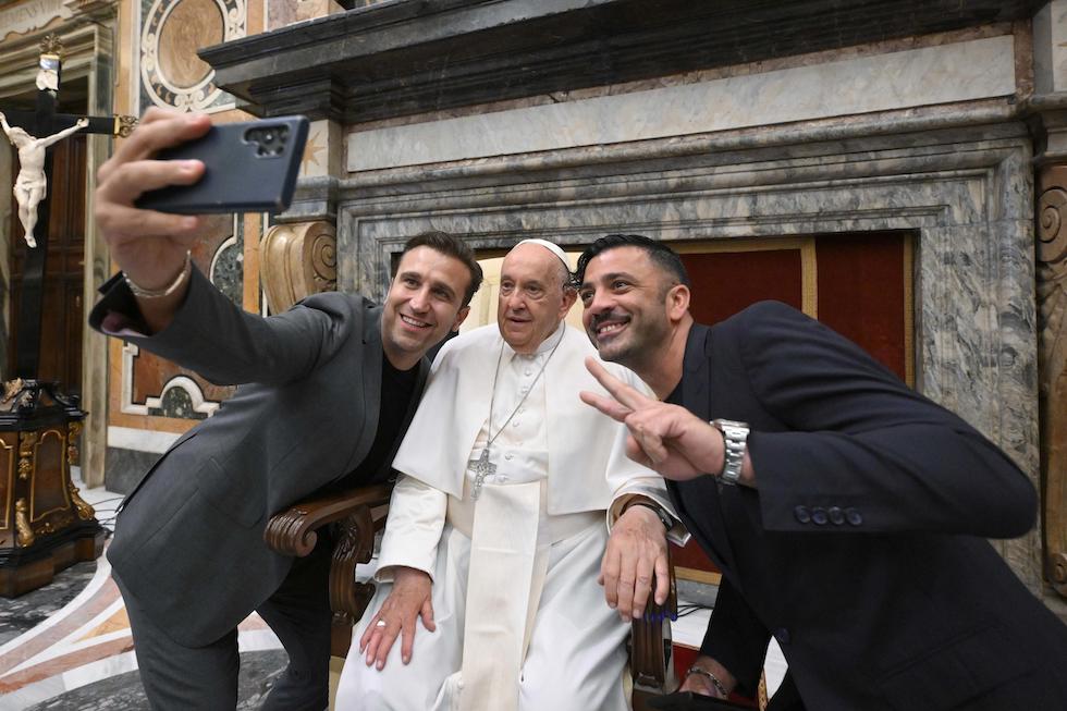Papa Francesco posa per un selfie con gli attori comici Pio e Amedeo