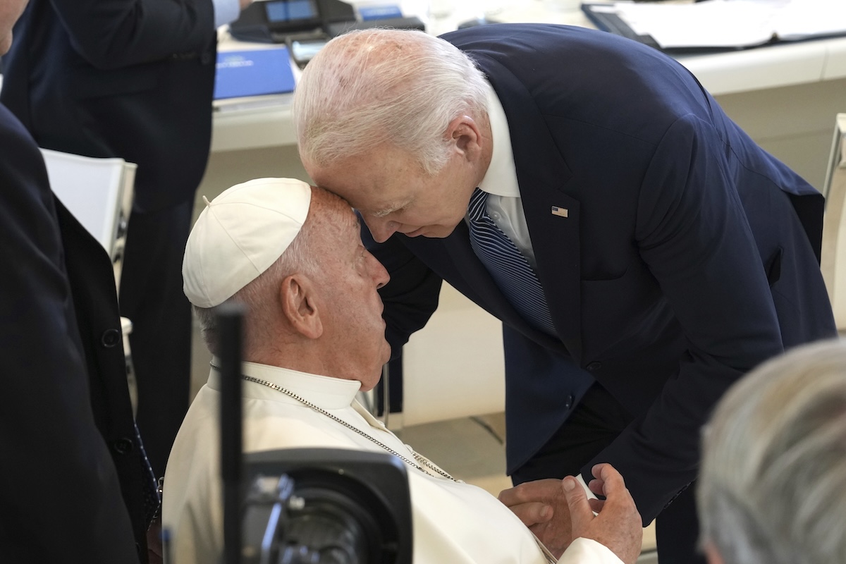 La foto mostra il presidente americano Joe Biden insieme a papa Francesco, il 14 giugno