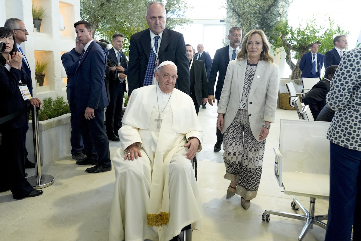 La foto mostra l'arrivo di papa Francesco al G7 di Borgo Egnazia insieme a Giorgia Meloni, il 14 giugno