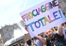 Un cartello con scritto «frociaggine totale!» durante il Pride di Roma. La frase è un riferimento alla frase detta da Papa Francesco a fine maggio