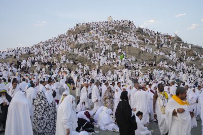 I pellegrini musulmani arrivati alla Mecca per lo Hajj si riuniscono in cima al monte Arafat, conosciuto anche come "monte della Misericordia"