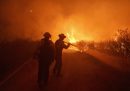 I vigili del fuoco lavorano per spegnere l'incendio