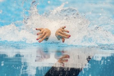 Una nuotatrice durante le semifinali femminili dei 100 metri farfalla, agli USA Swimming Olympic Trials