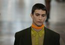 Un modello durante la sfilata della collezione maschile di Gucci per la primavera/ estate del 2025