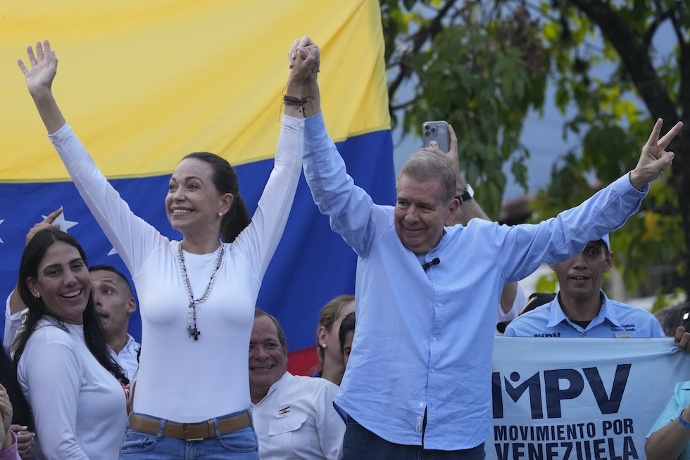 La foto mostra la leader dell'opposizione Mariana Corina Machado insieme al candidato alle presidenziali Edmundo González Urrutia durante un comizio del 31 maggio