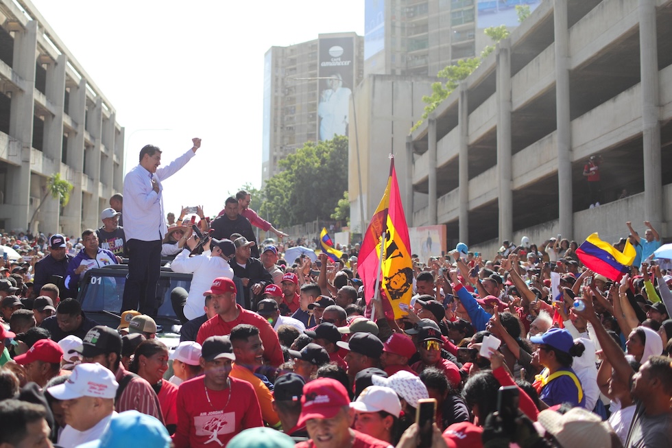 La foto mostra il presidente venezuelano Nicolás Maduro tra la folla a Maracaibo 