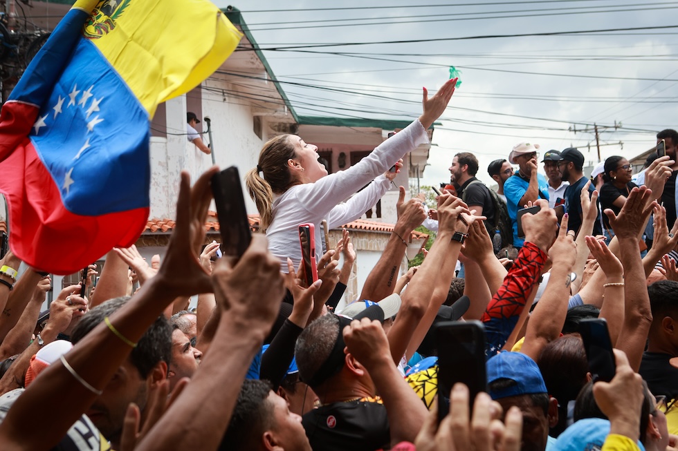La foto mostra la leader dell'opposizione venezuelana Maria Corina Machado durante un comizio ad Aragua